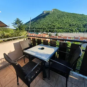 https://studio-elvis.in-istria.net